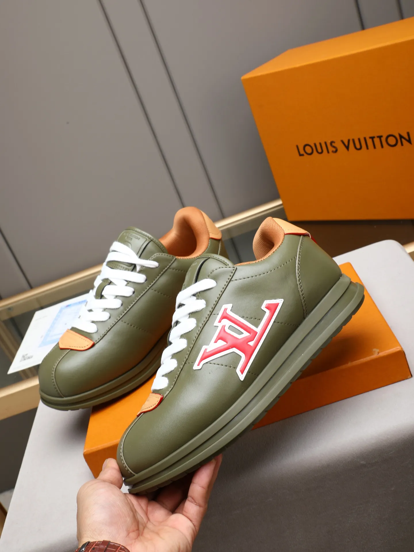 PP560 LV Louis Vuitton L Jialu Brand Runner Tatic Series Thick-soled Casual Sports Shoes Running Shoes Original purchase, development and production This LV Runner Tatic sports shoe combines technical materials such as mesh fabric and ribbons to interpret the inspiration of traditional mountaineering shoes. LV letters are written on one side, the lariat buckle of the quick lacing system is embellished with Monogram flowers and Louis Vuitton logos, and the light and wear-resistant rubber outsole completes the whole. ▪️Fabric: Original imported cowhide + mesh ▪️Inner lining: Original customized breathable mesh ▪️Sole: Original open-molded anti-slip rubber combination material ▪️Size: Men's 38-44 (customized for 45 and 46)